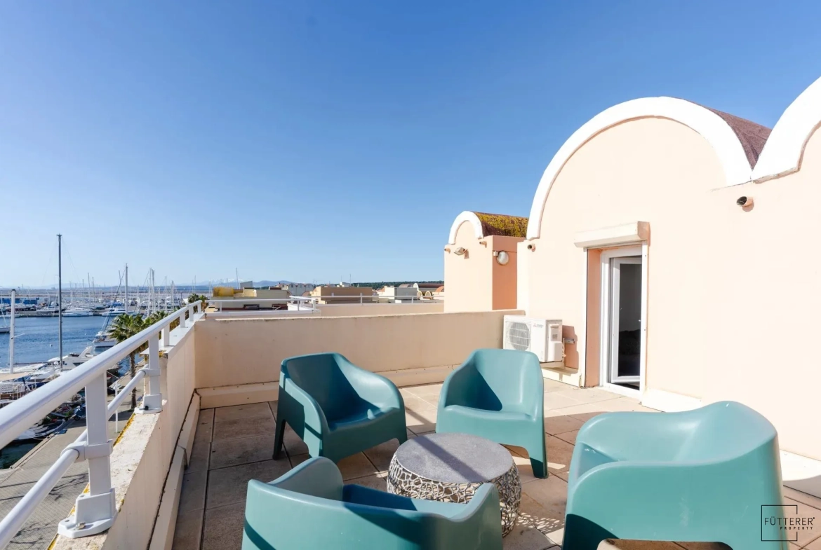 À vendre appartement duplex 2 pièces à Gruissan avec terrasse et parking privé 