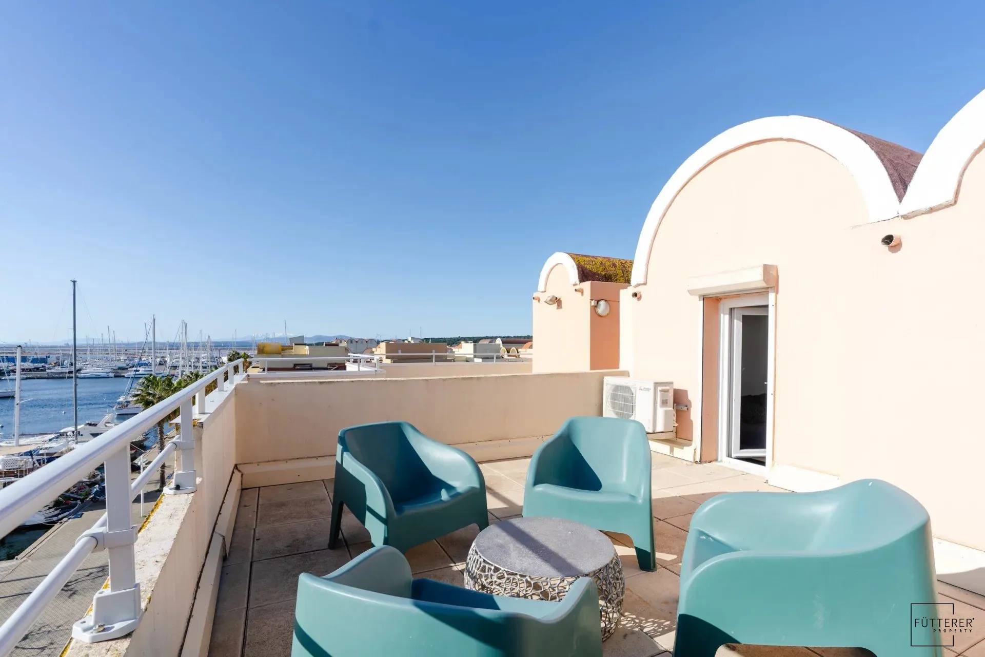 À vendre appartement duplex 2 pièces à Gruissan avec terrasse et parking privé 