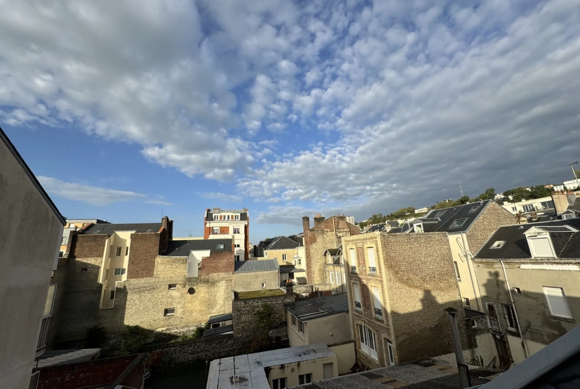 Appartement de 44 m² au Havre, dernier étage, avec séjour traversant est/ouest 