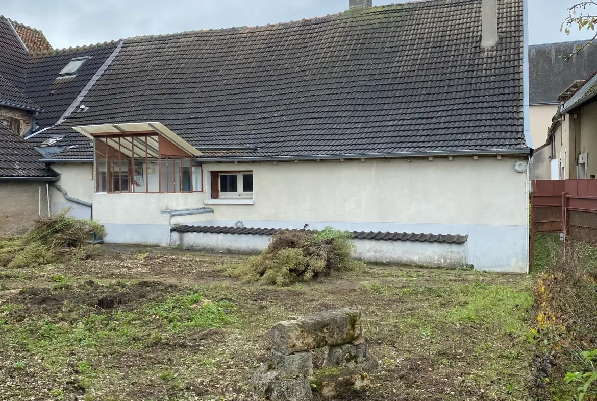 Maison à vendre à Poilly lez Gien avec 2 chambres et terrain clos 