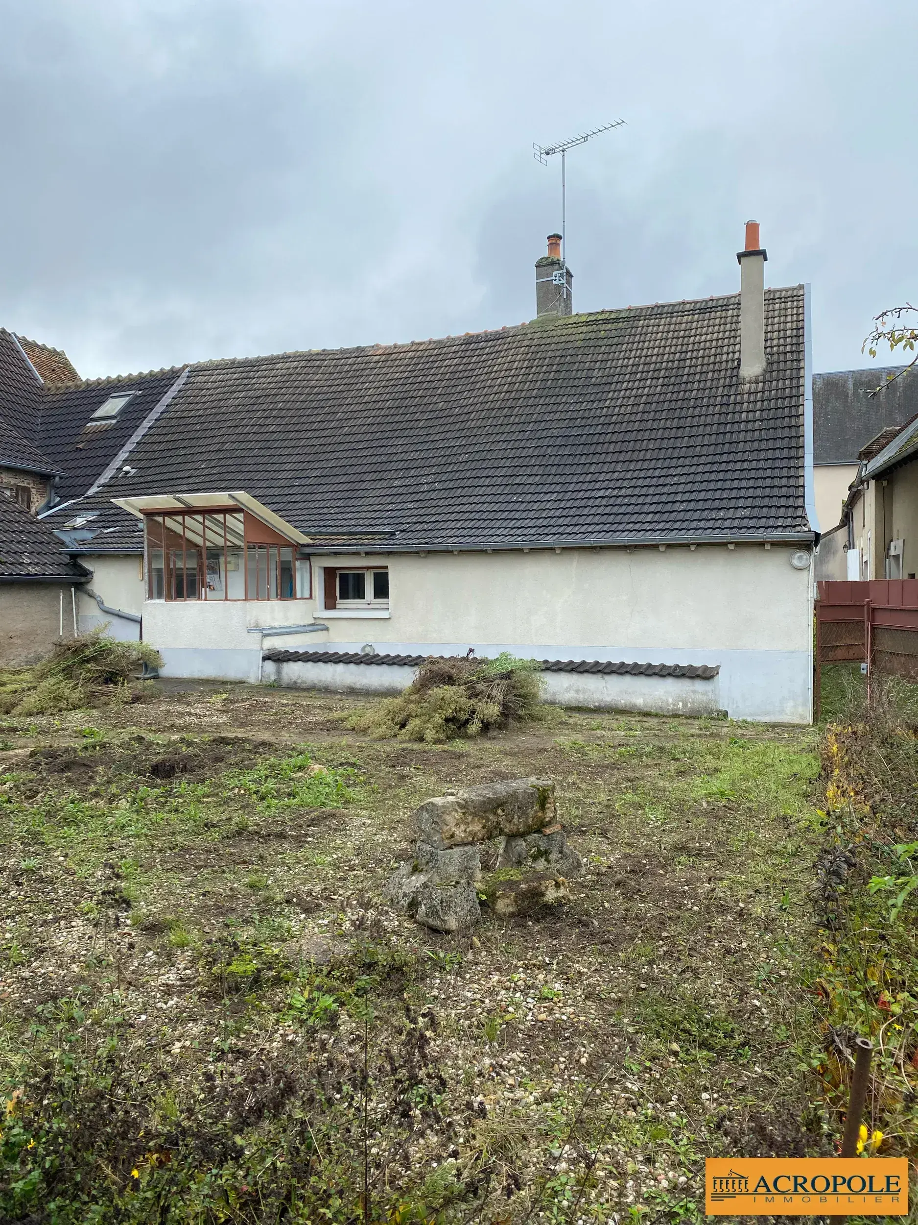 Maison à vendre à Poilly lez Gien avec 2 chambres et terrain clos 