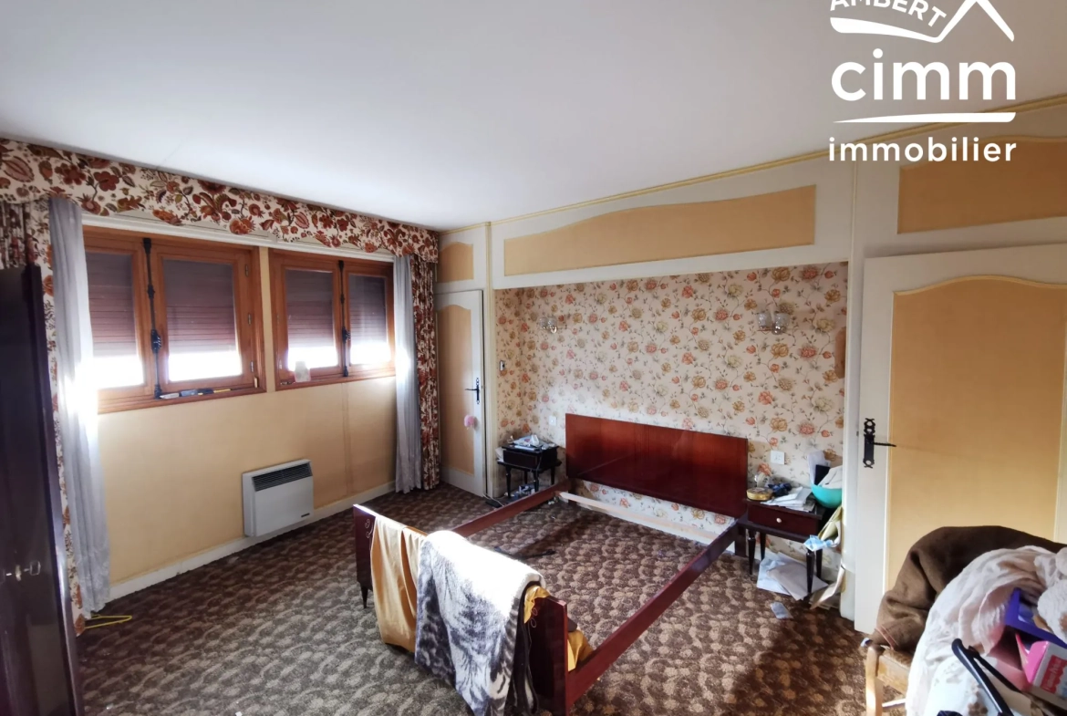 A vendre maison à Ambert avec 4 chambres, garage, vue dégagée, rénovations à prévoir 
