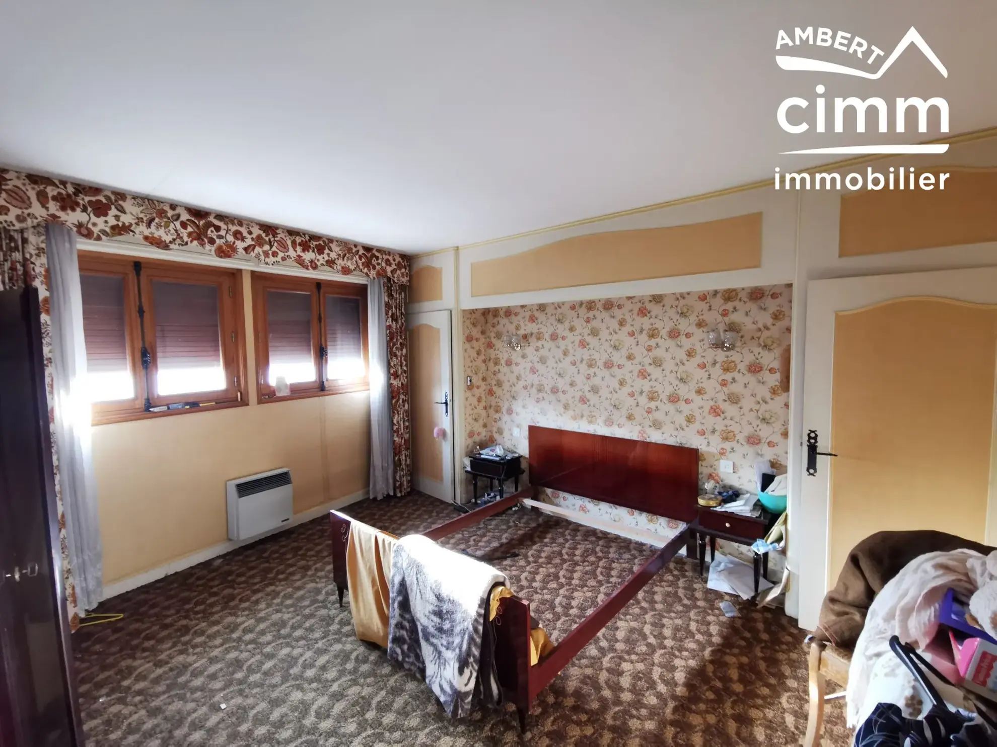 A vendre maison à Ambert avec 4 chambres, garage, vue dégagée, rénovations à prévoir 