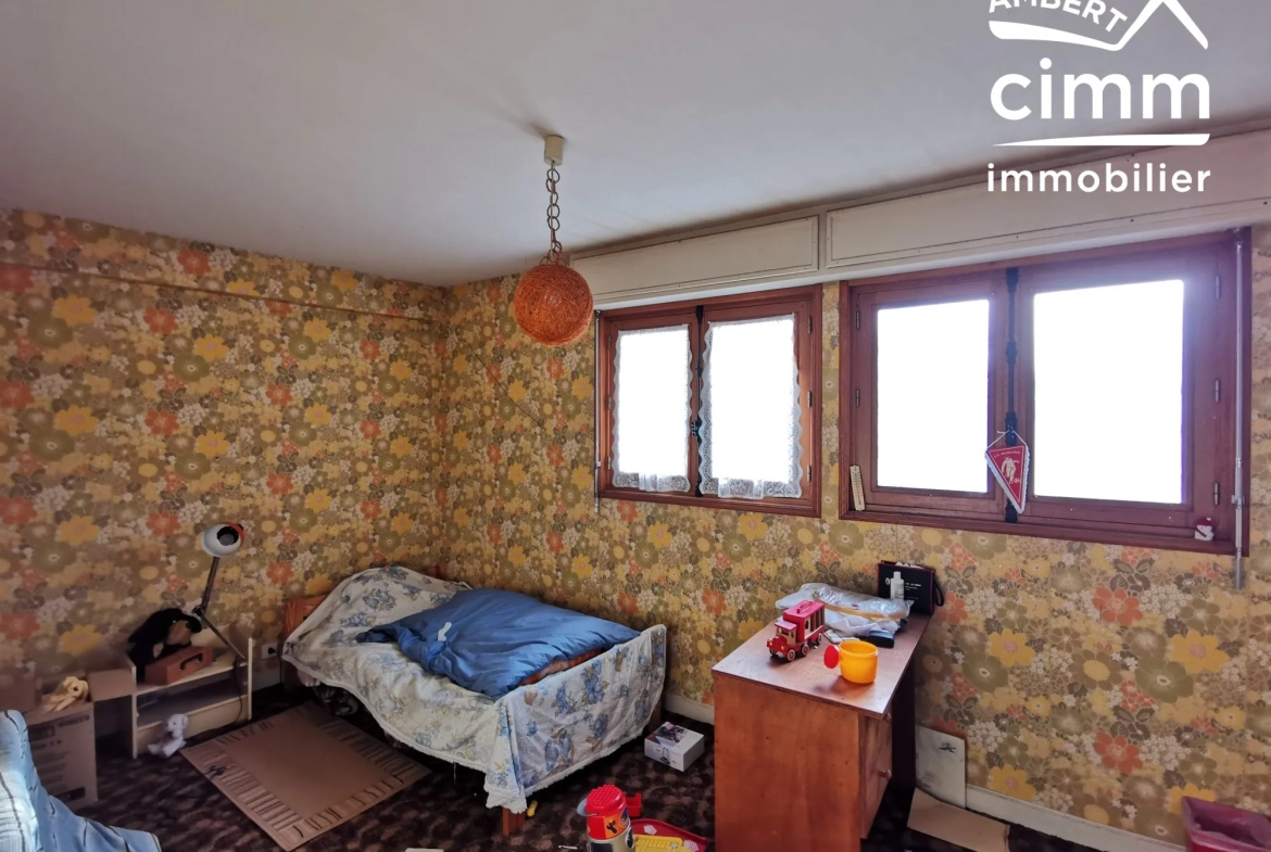 A vendre maison à Ambert avec 4 chambres, garage, vue dégagée, rénovations à prévoir 