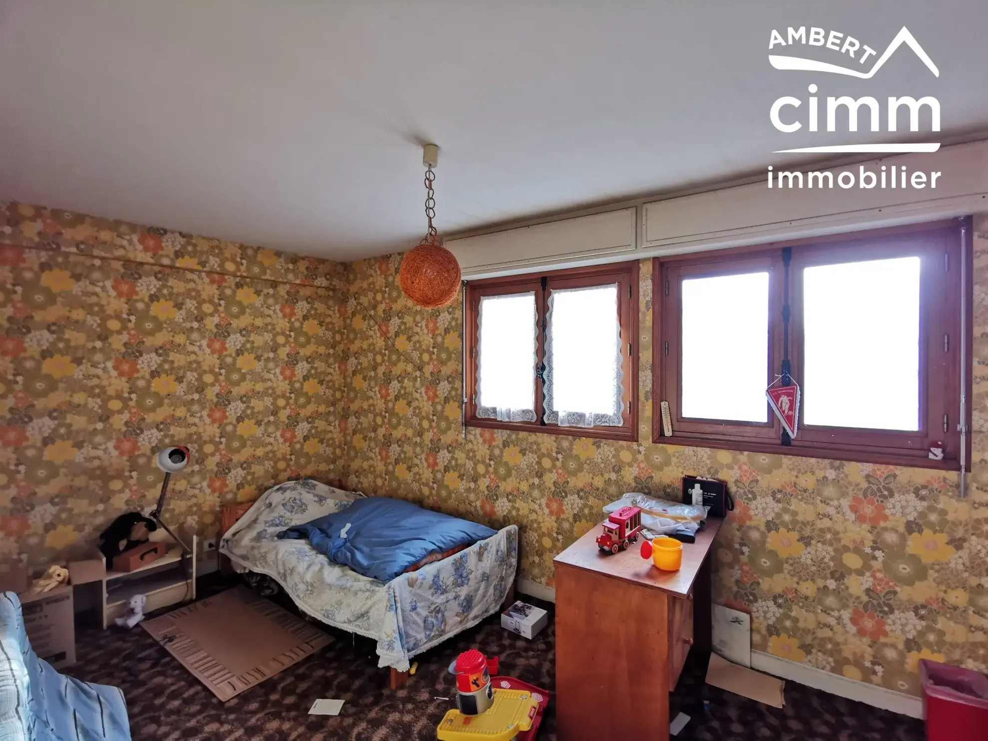 A vendre maison à Ambert avec 4 chambres, garage, vue dégagée, rénovations à prévoir 
