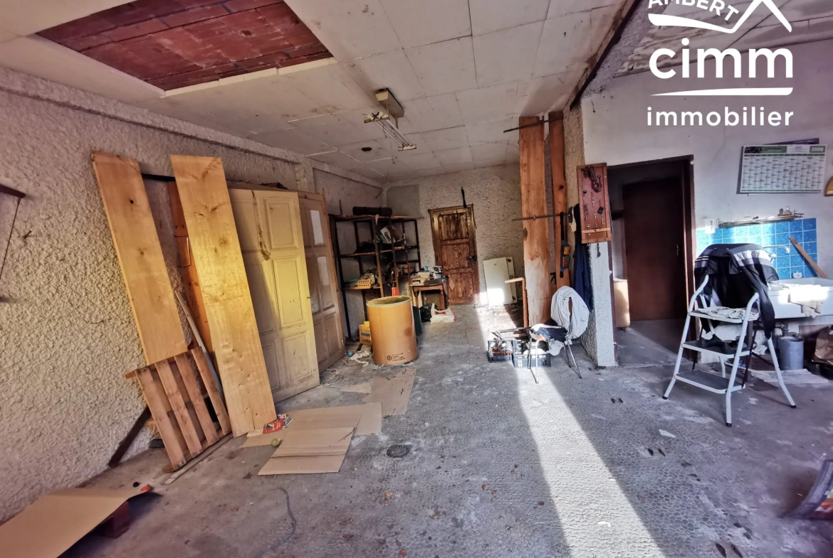 A vendre maison à Ambert avec 4 chambres, garage, vue dégagée, rénovations à prévoir 