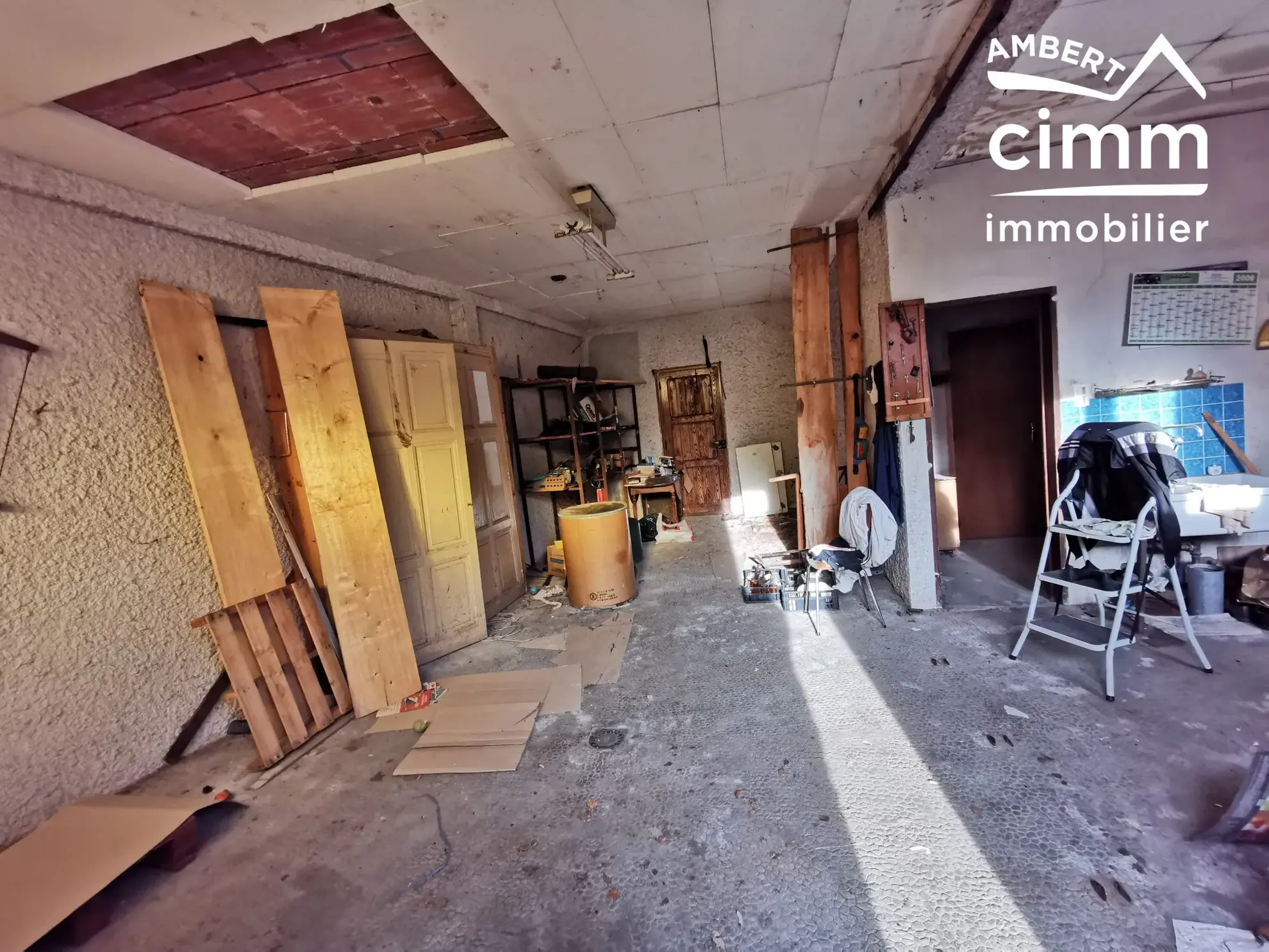 A vendre maison à Ambert avec 4 chambres, garage, vue dégagée, rénovations à prévoir 
