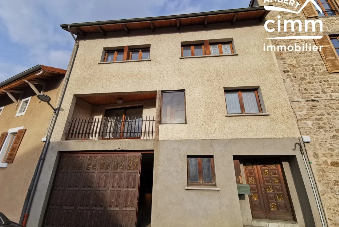 A vendre maison à Ambert avec 4 chambres, garage, vue dégagée, rénovations à prévoir 