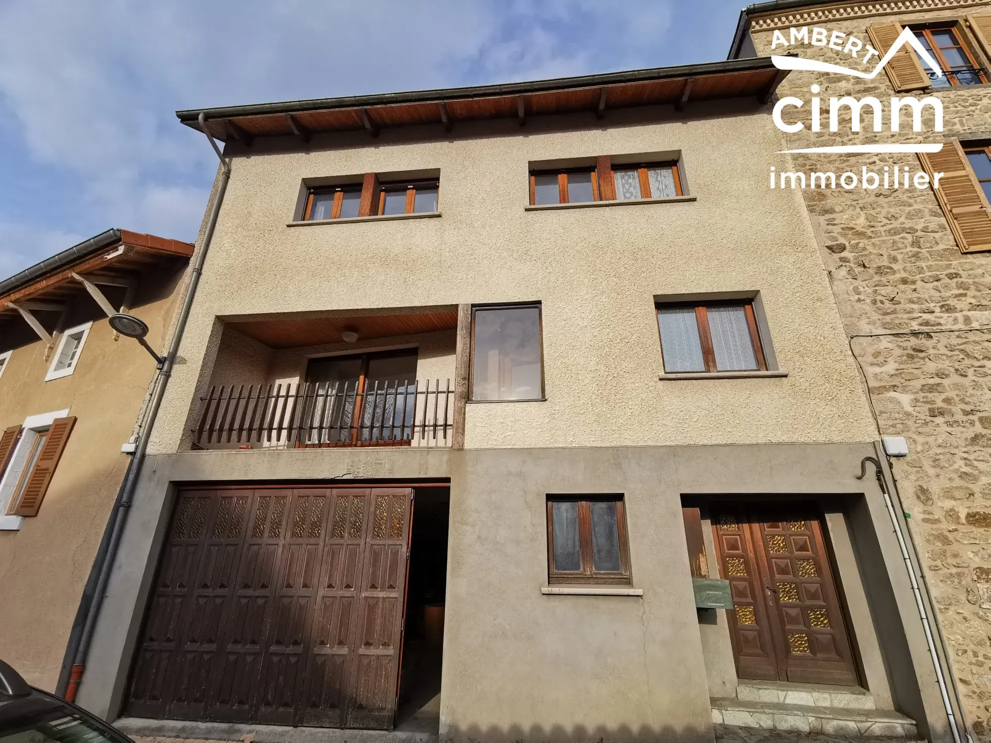 A vendre maison à Ambert avec 4 chambres, garage, vue dégagée, rénovations à prévoir 