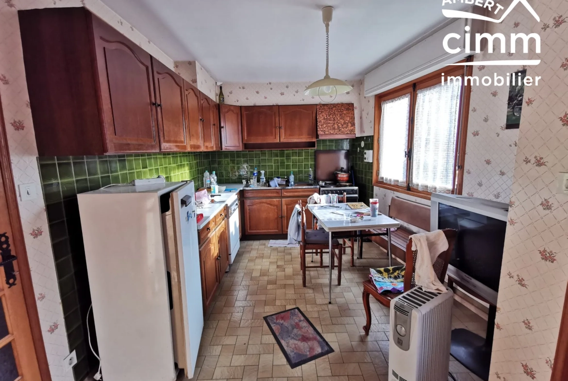 A vendre maison à Ambert avec 4 chambres, garage, vue dégagée, rénovations à prévoir 