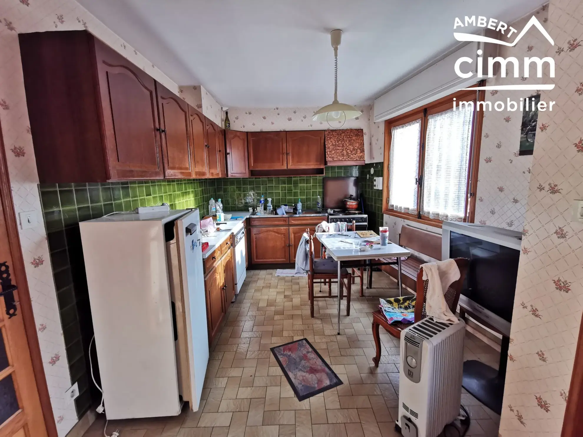 A vendre maison à Ambert avec 4 chambres, garage, vue dégagée, rénovations à prévoir 