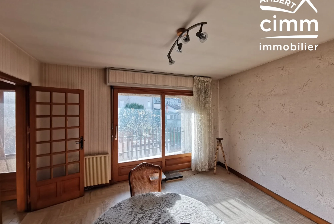 A vendre maison à Ambert avec 4 chambres, garage, vue dégagée, rénovations à prévoir 