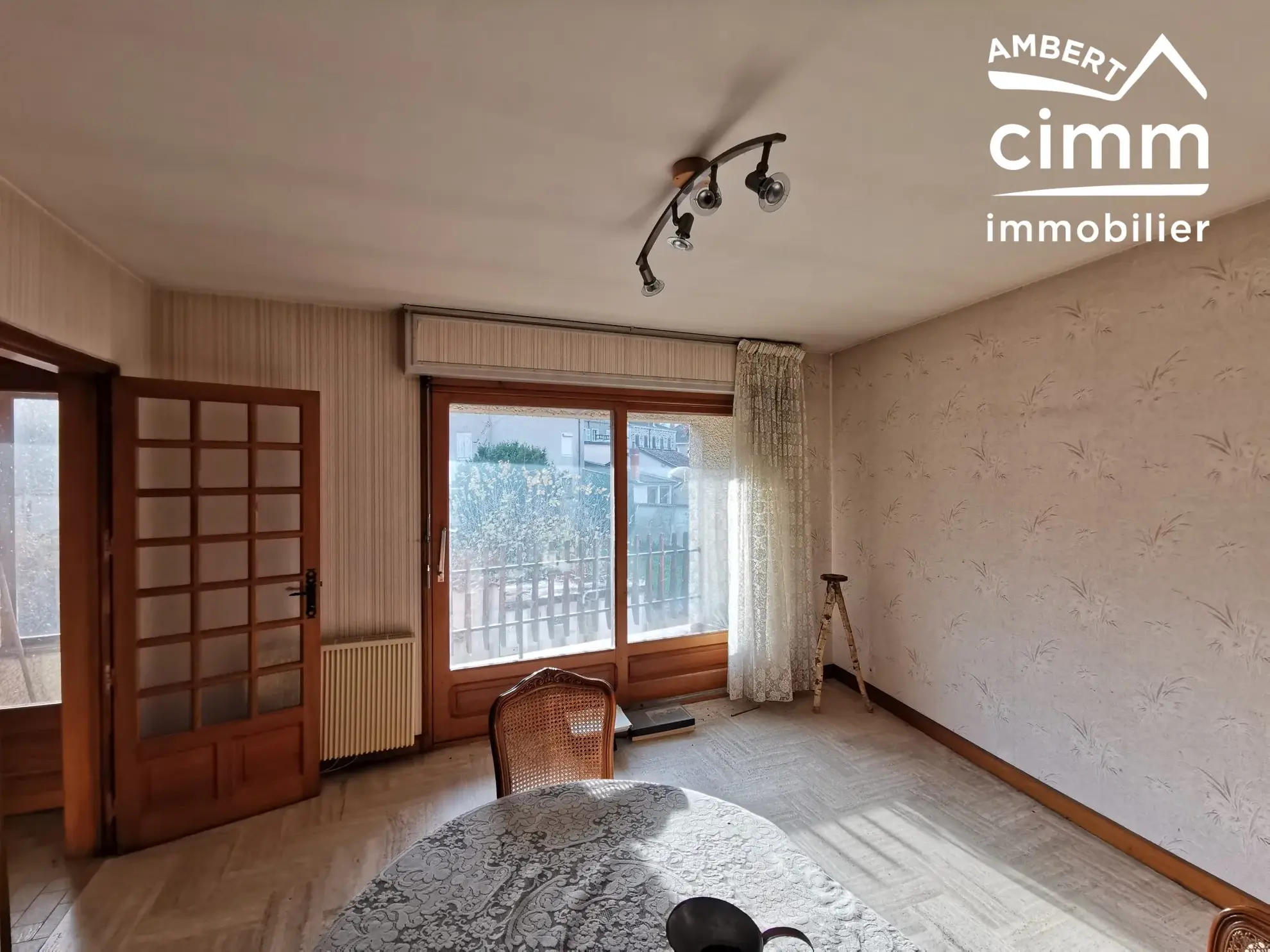 A vendre maison à Ambert avec 4 chambres, garage, vue dégagée, rénovations à prévoir 