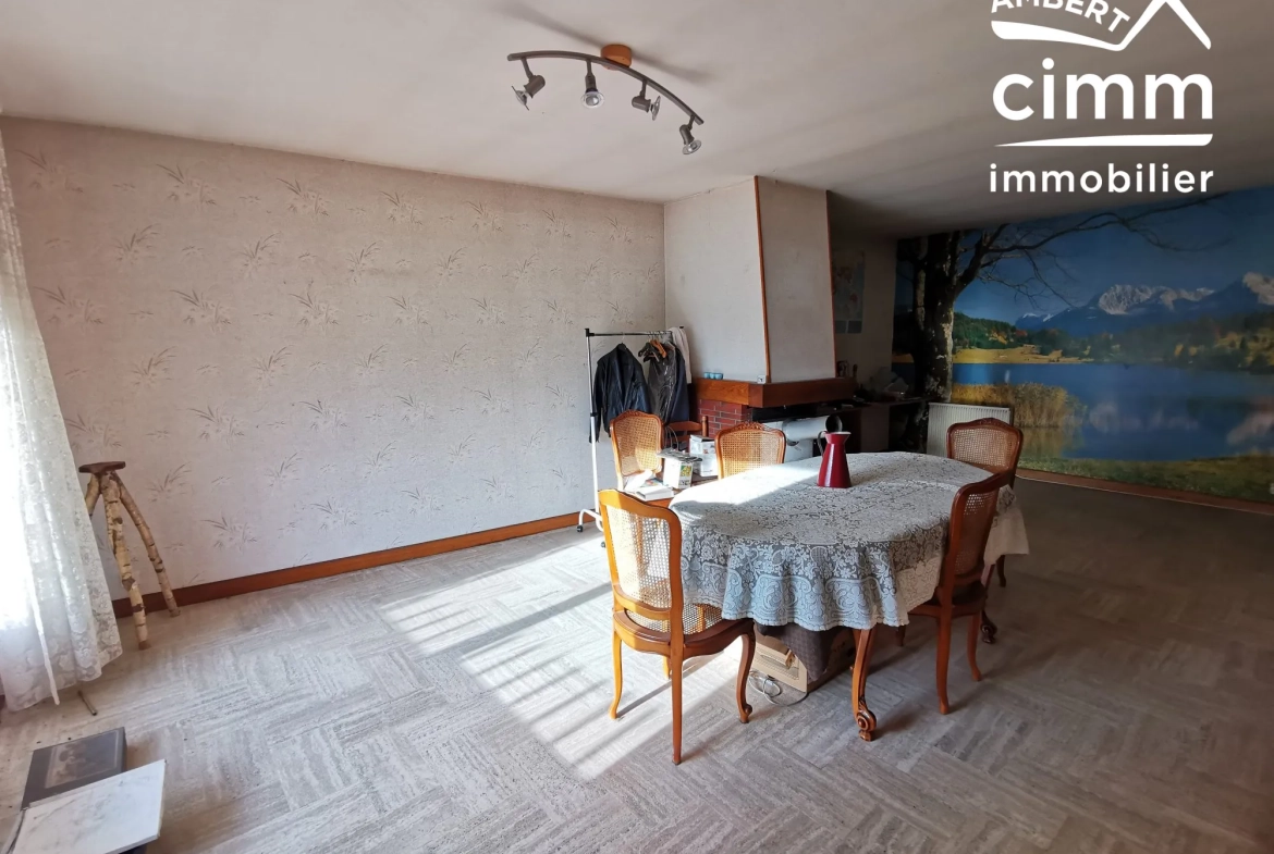 A vendre maison à Ambert avec 4 chambres, garage, vue dégagée, rénovations à prévoir 