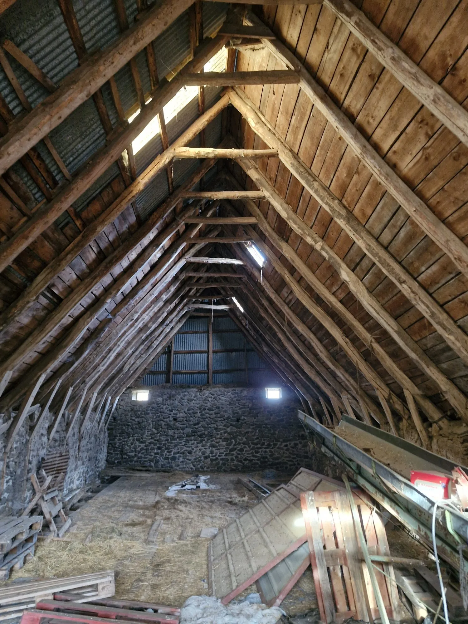 Ferme authentique à Besse-et-Saint-Anastaise avec grand terrain et potentiel de rénovation 