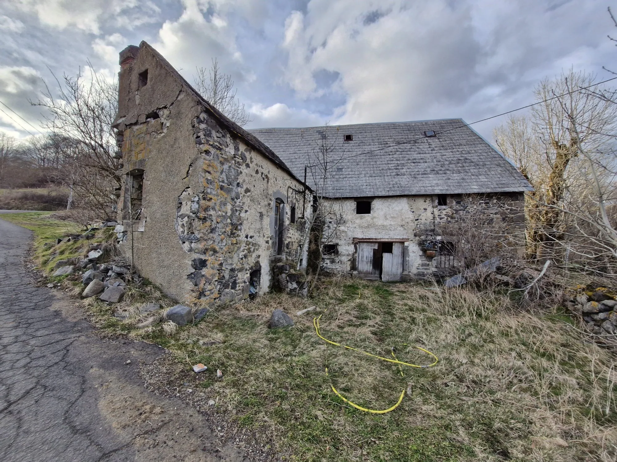 Ferme authentique à Besse-et-Saint-Anastaise avec grand terrain et potentiel de rénovation 