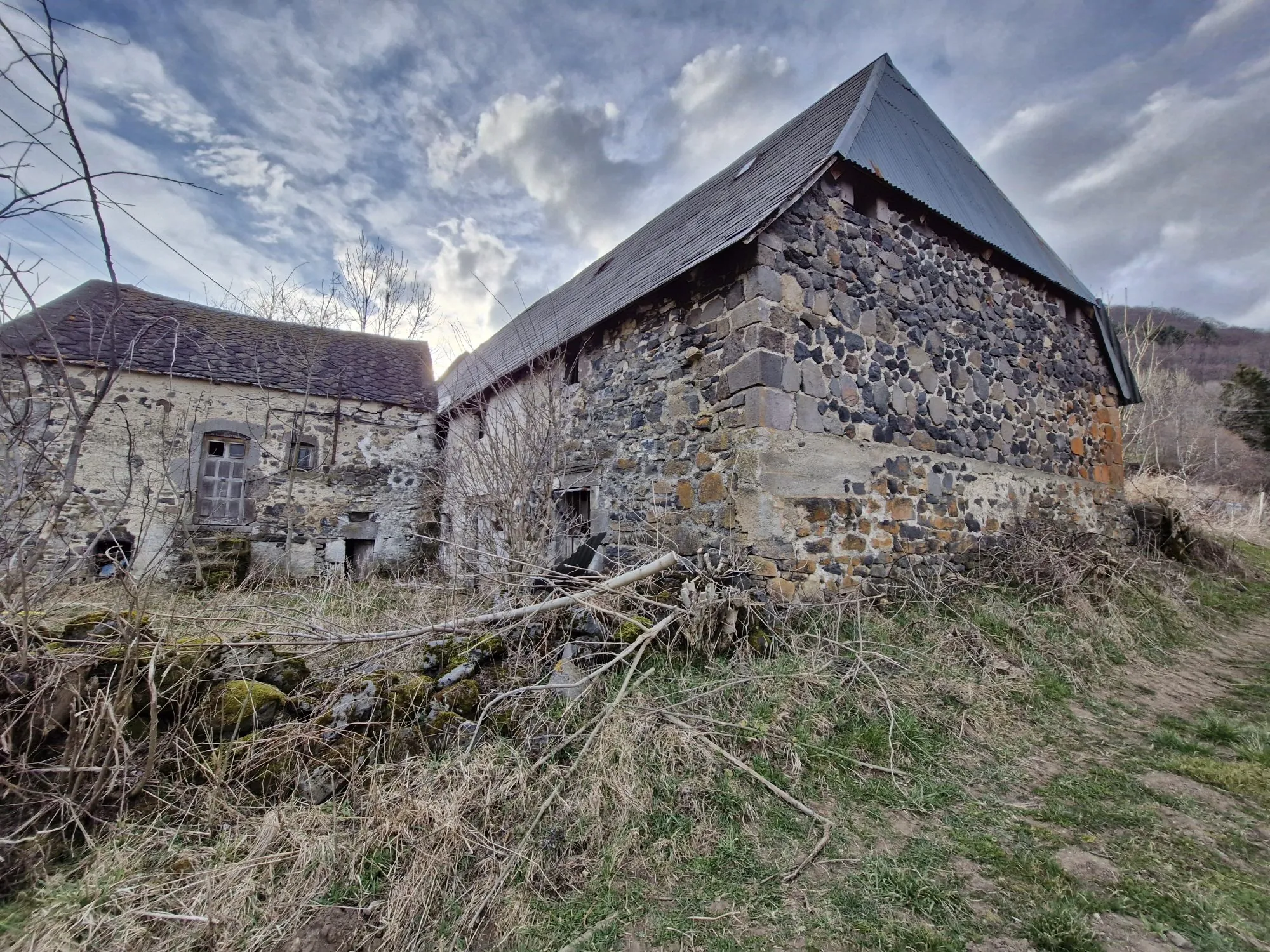 Ferme authentique à Besse-et-Saint-Anastaise avec grand terrain et potentiel de rénovation 