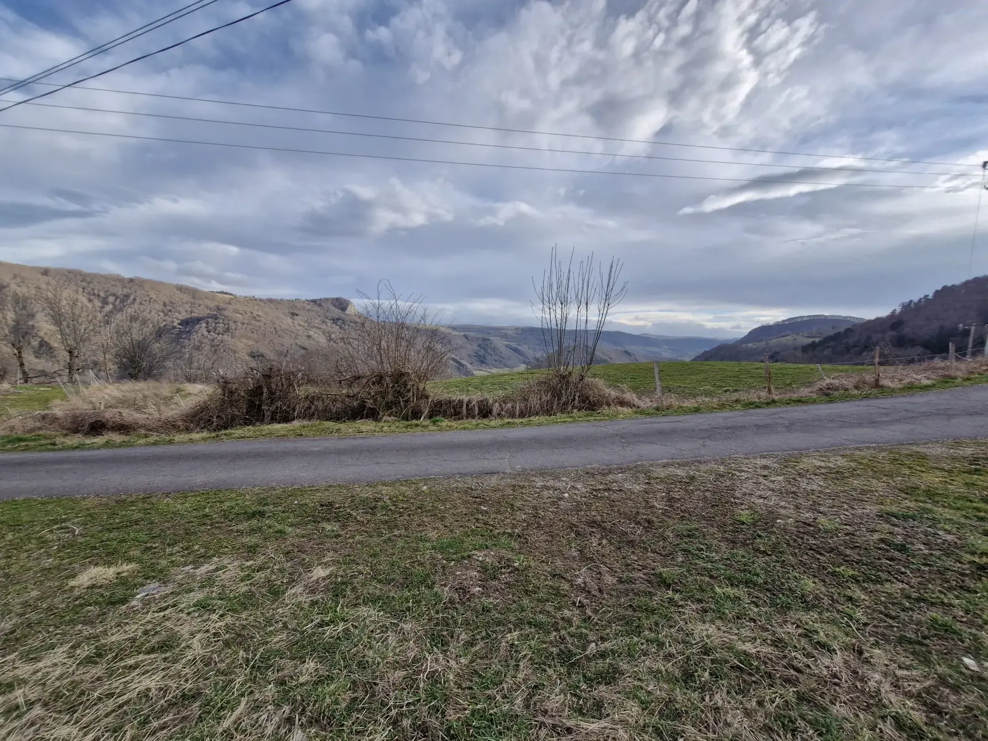 Ferme authentique à Besse-et-Saint-Anastaise avec grand terrain et potentiel de rénovation 