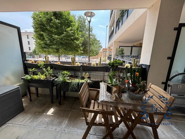 Charmant T2 avec terrasse et parking à Cuers, résidence moderne 2013