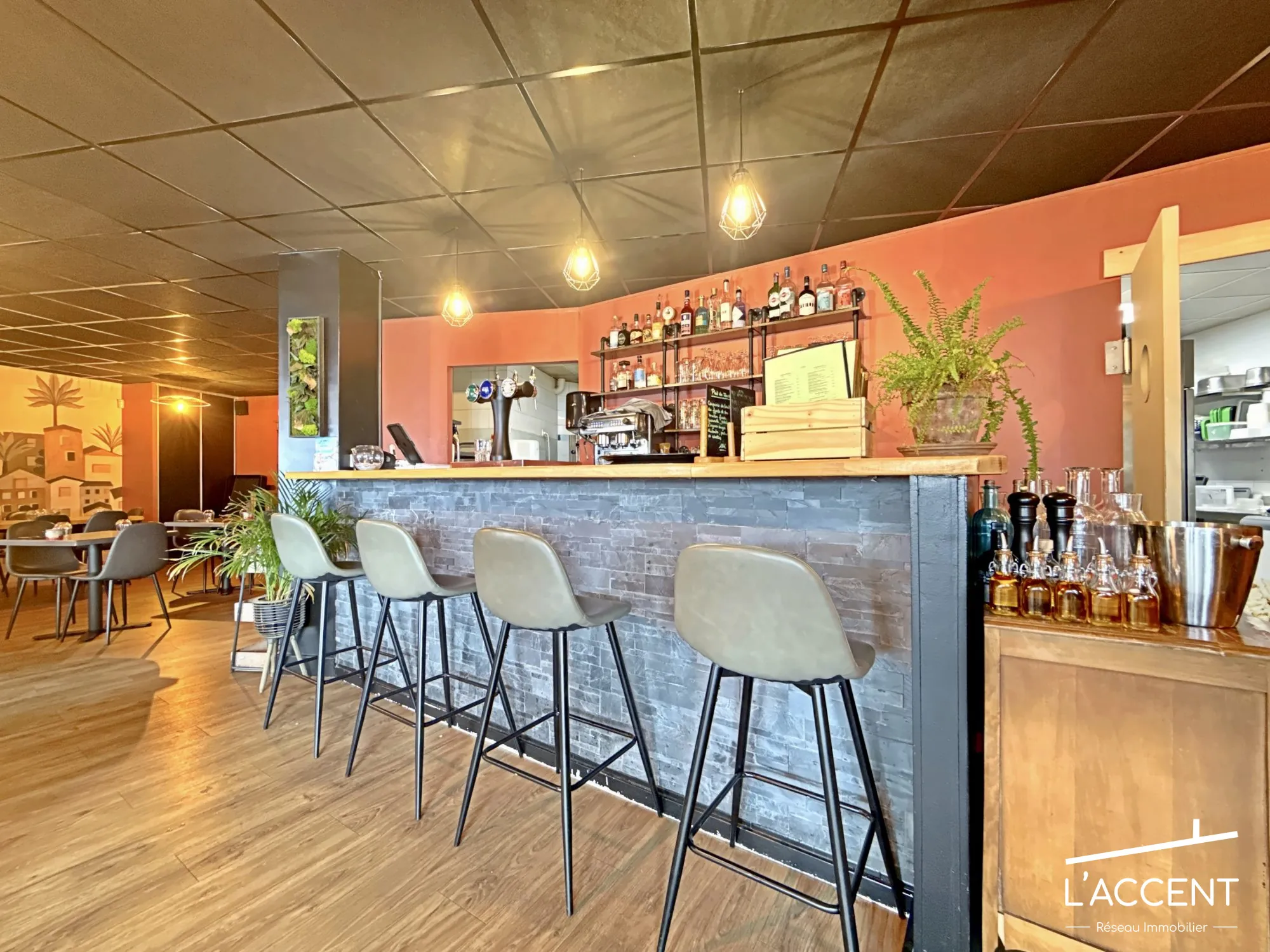 Fonds de commerce restaurant à Castries idéal pour reprise immédiate 