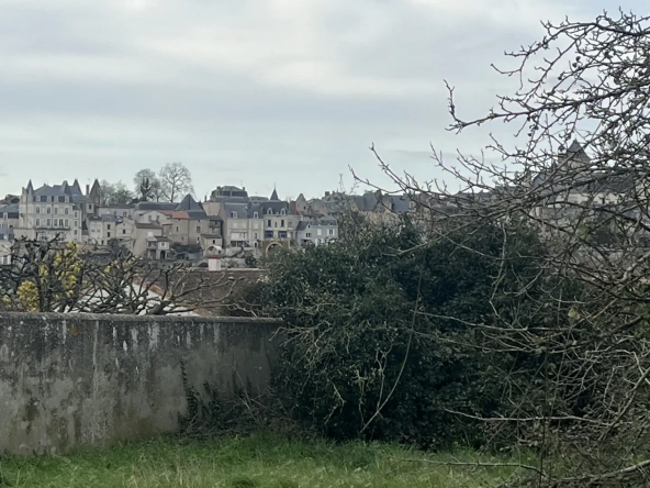 Terrain constructible de 932 m² avec vue sur le château à Saint Jean de Thouars