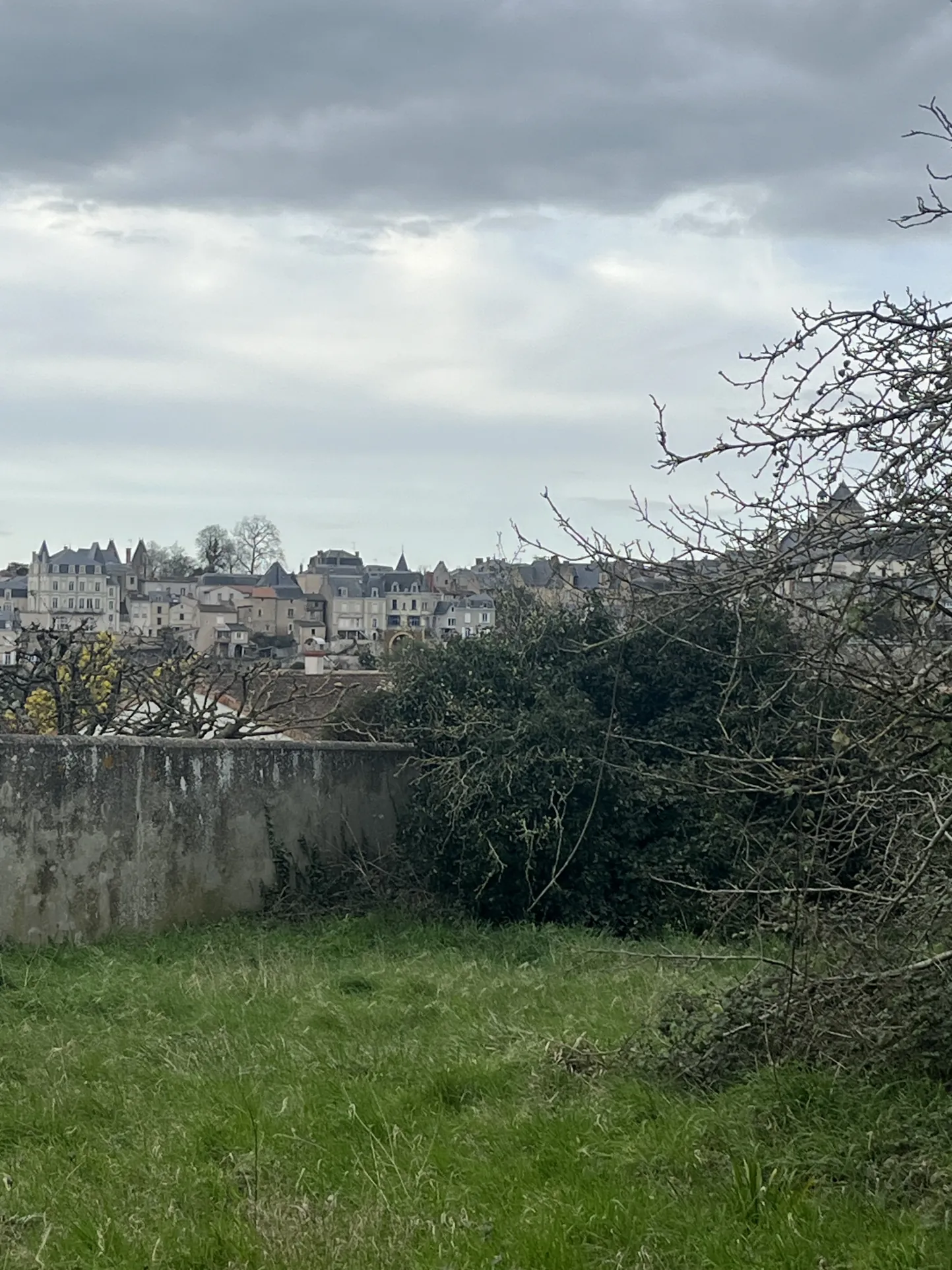 Terrain constructible de 932 m² avec vue sur le château à Saint Jean de Thouars 