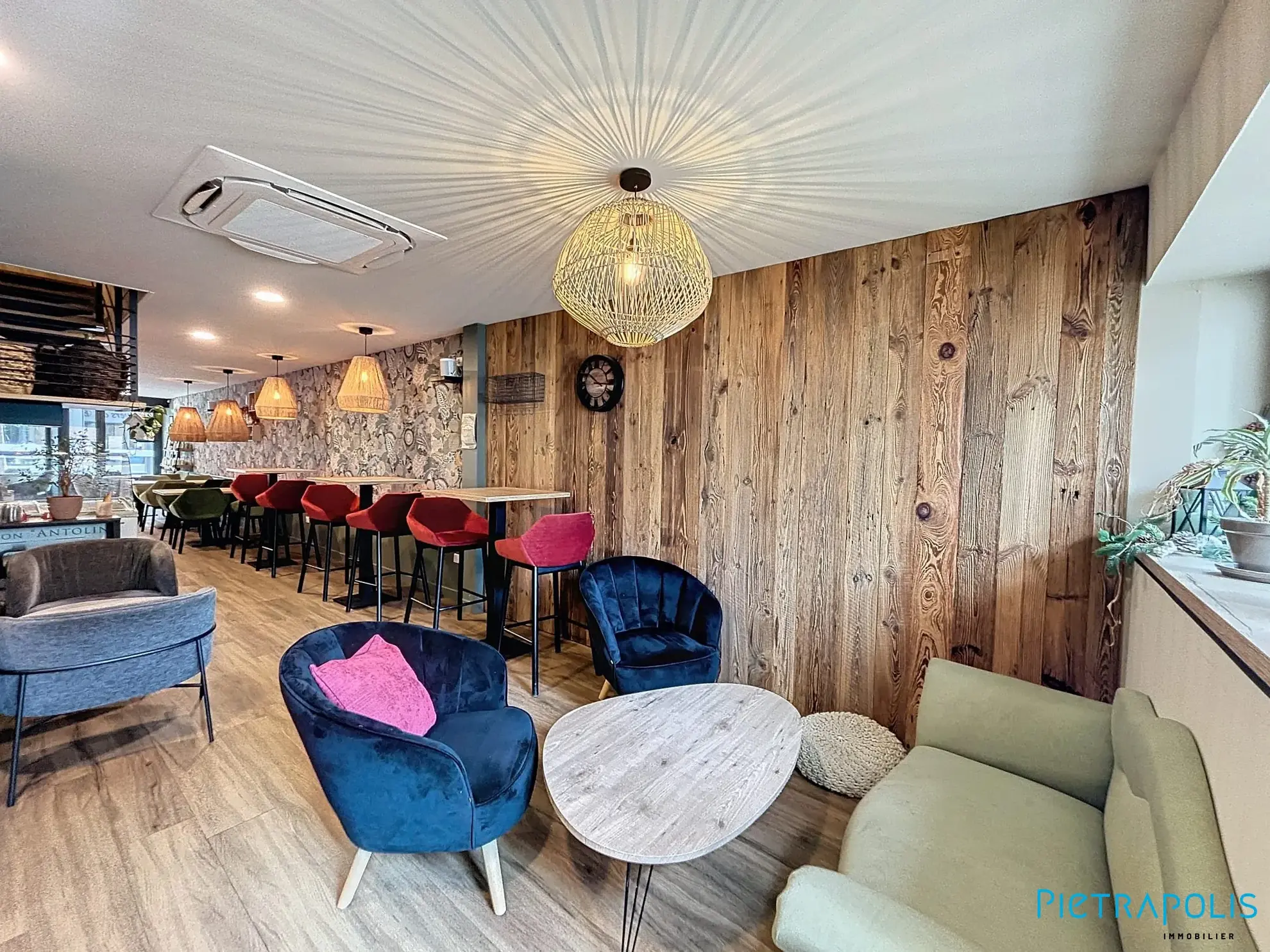 Fonds de commerce d'un salon de thé à Tarare, emplacement idéal avec terrasse 