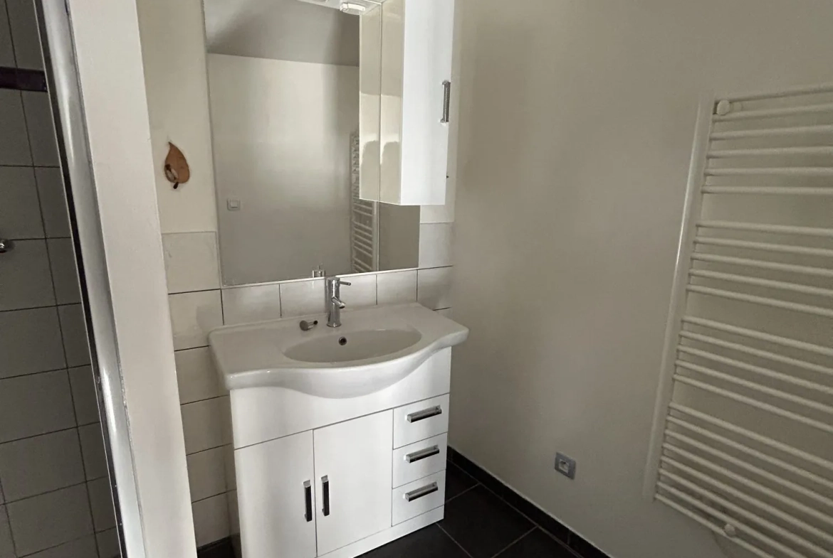Appartement rénové de 60 m² à vendre au cœur de Privas - Garage et revenu locatif 