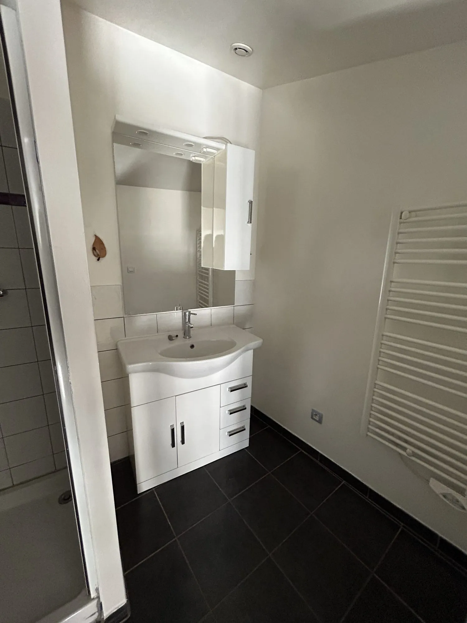 Appartement rénové de 60 m² à vendre au cœur de Privas - Garage et revenu locatif 