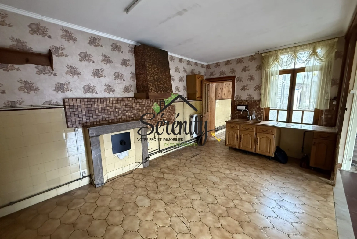 Maison de ville semi-individuelle avec potentiel à Solesmes de 145 m² 