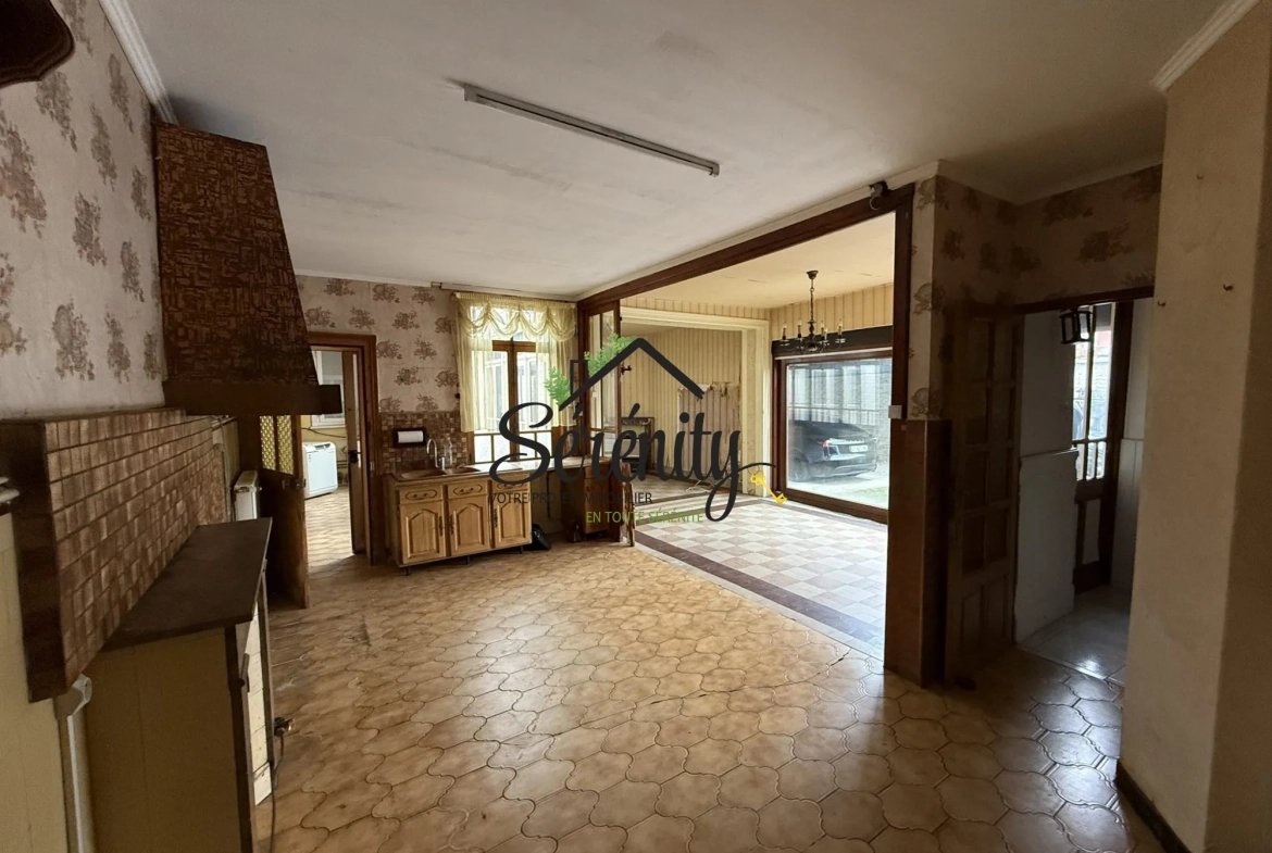 Maison de ville semi-individuelle avec potentiel à Solesmes de 145 m² 