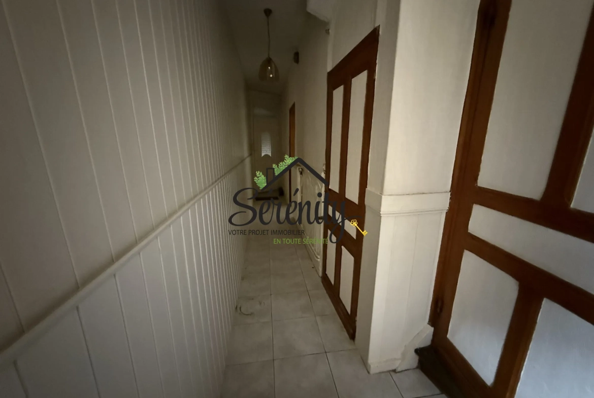 Maison de ville semi-individuelle avec potentiel à Solesmes de 145 m² 