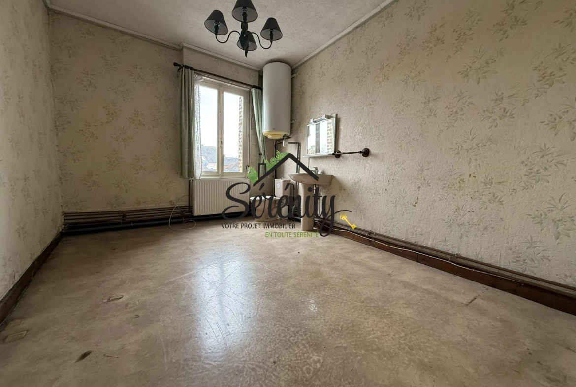 Maison de ville semi-individuelle avec potentiel à Solesmes de 145 m² 