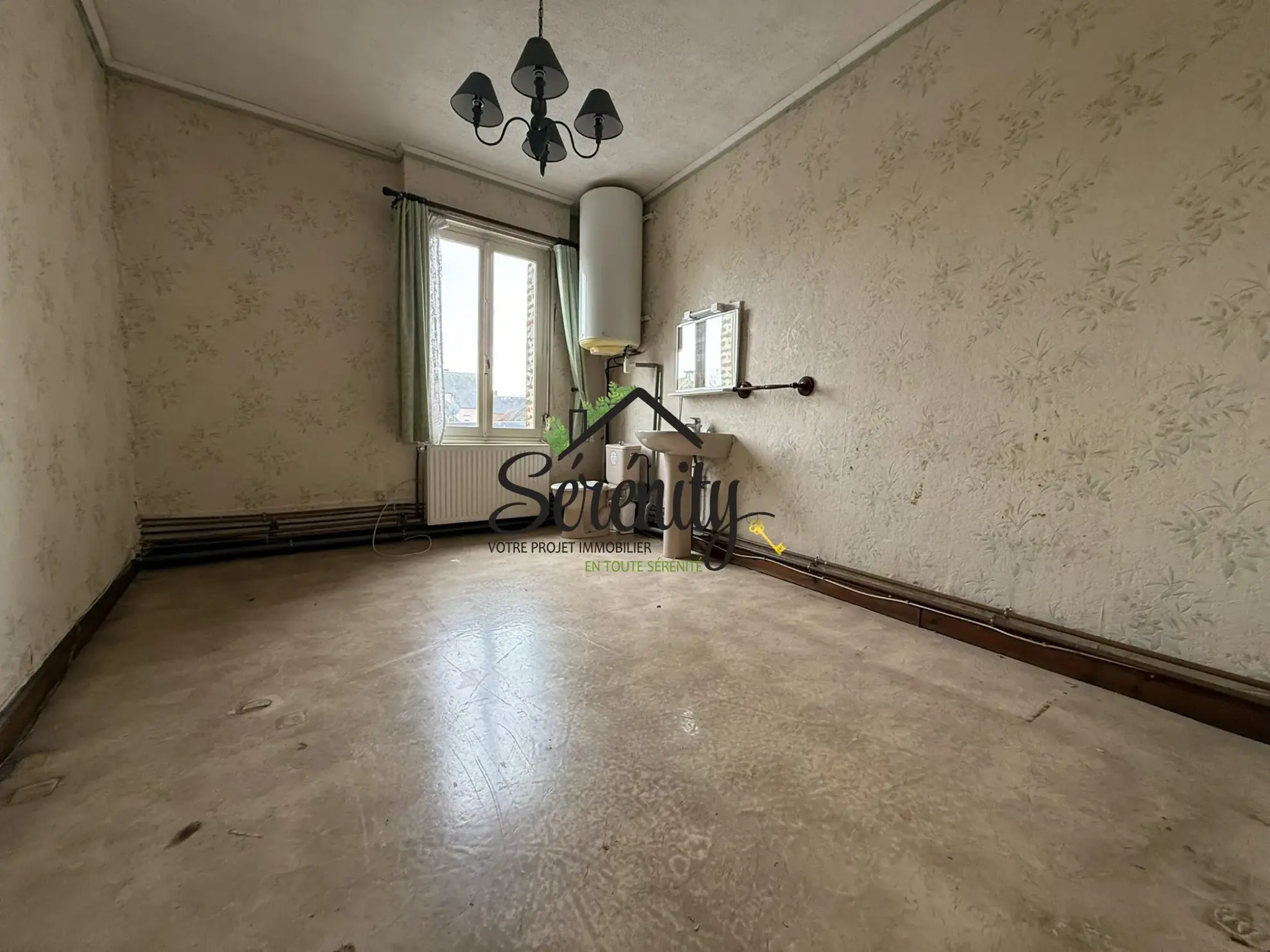 Maison de ville semi-individuelle avec potentiel à Solesmes de 145 m² 