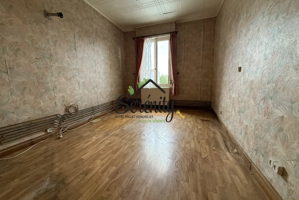 Maison de ville semi-individuelle avec potentiel à Solesmes de 145 m² 