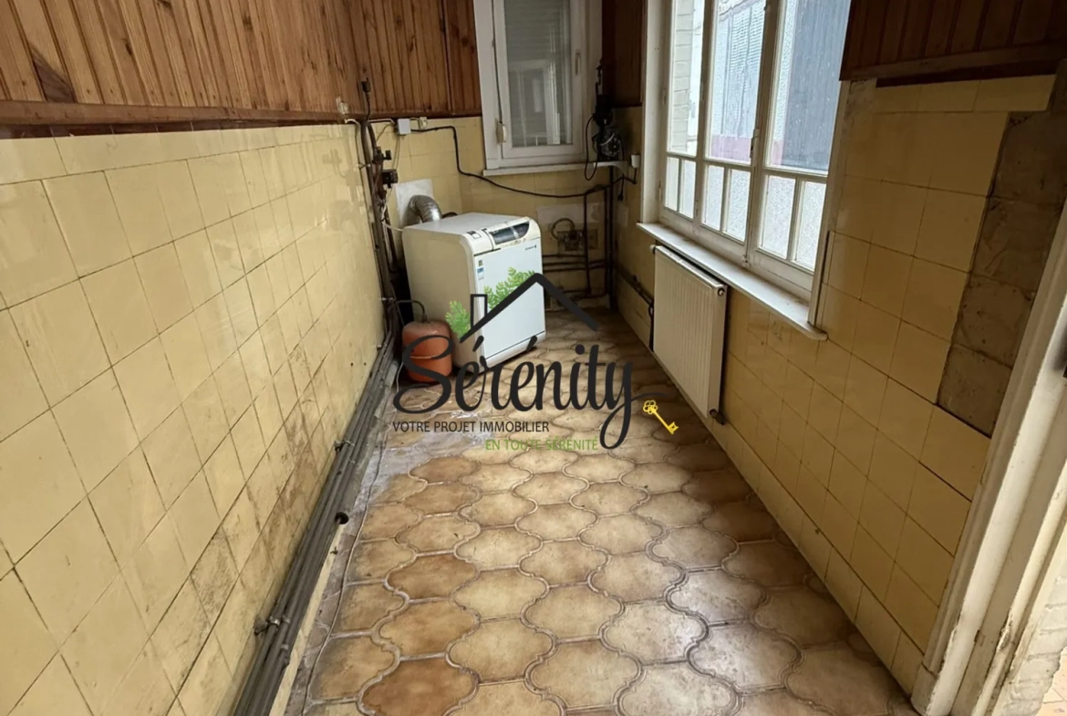 Maison de ville semi-individuelle avec potentiel à Solesmes de 145 m² 