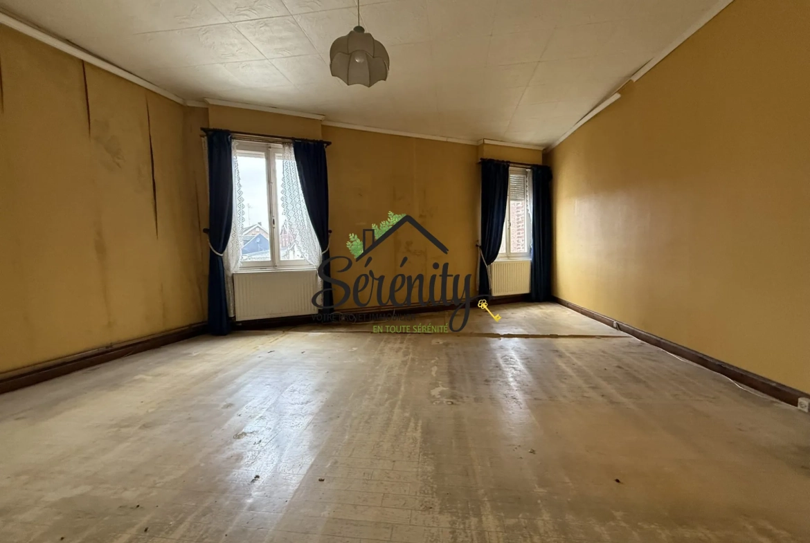 Maison de ville semi-individuelle avec potentiel à Solesmes de 145 m² 