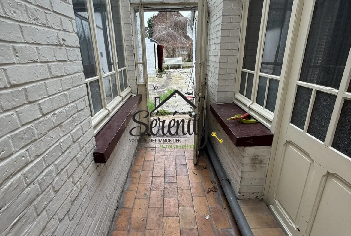 Maison de ville semi-individuelle avec potentiel à Solesmes de 145 m² 