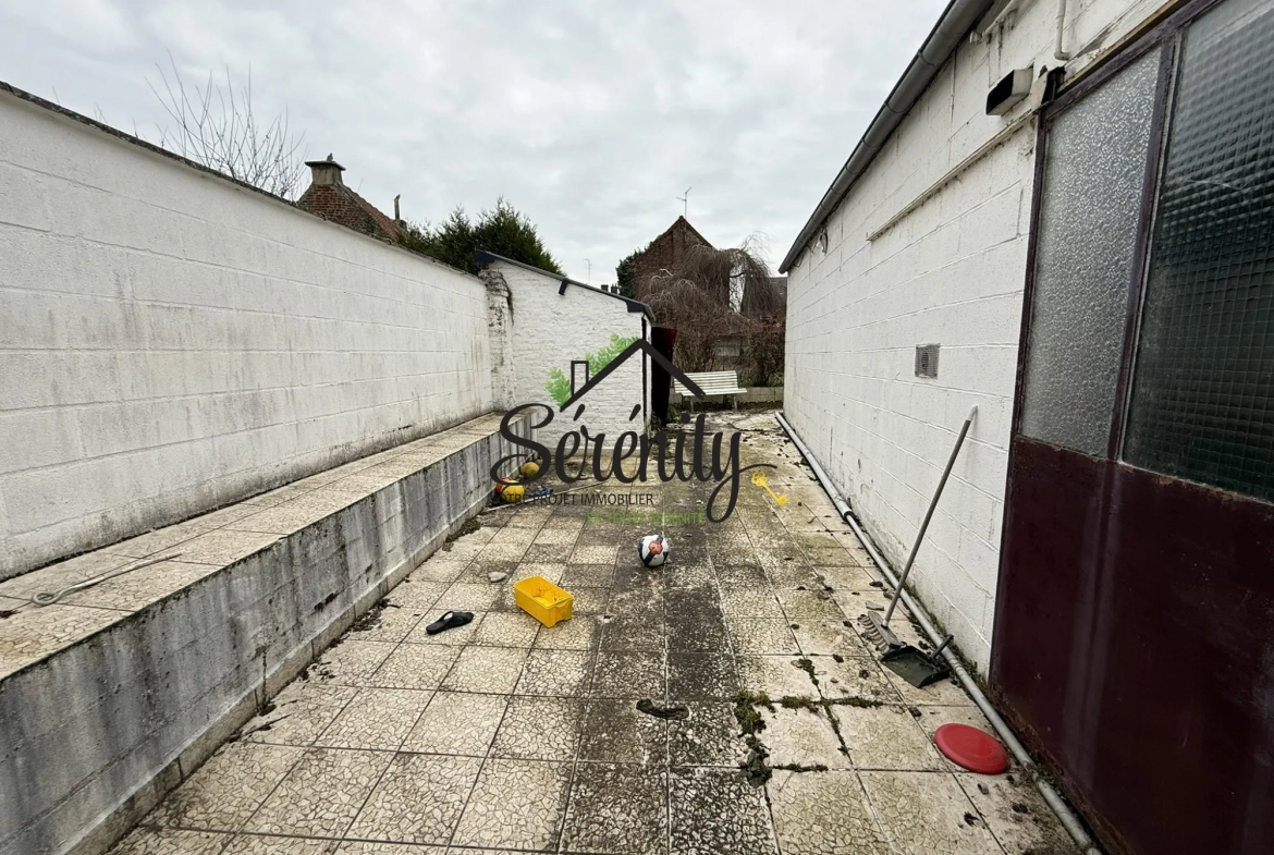 Maison de ville semi-individuelle avec potentiel à Solesmes de 145 m² 