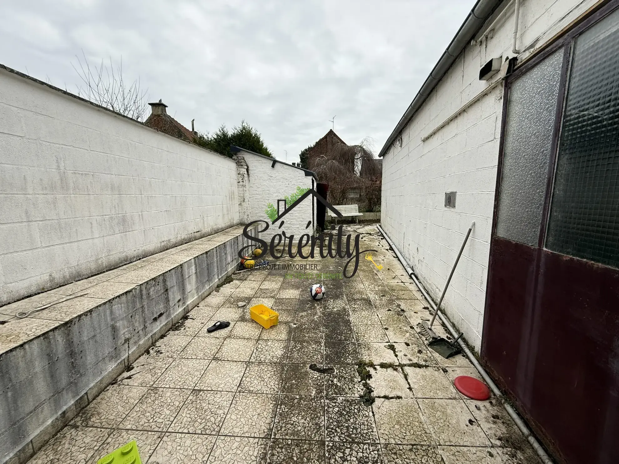 Maison de ville semi-individuelle avec potentiel à Solesmes de 145 m² 