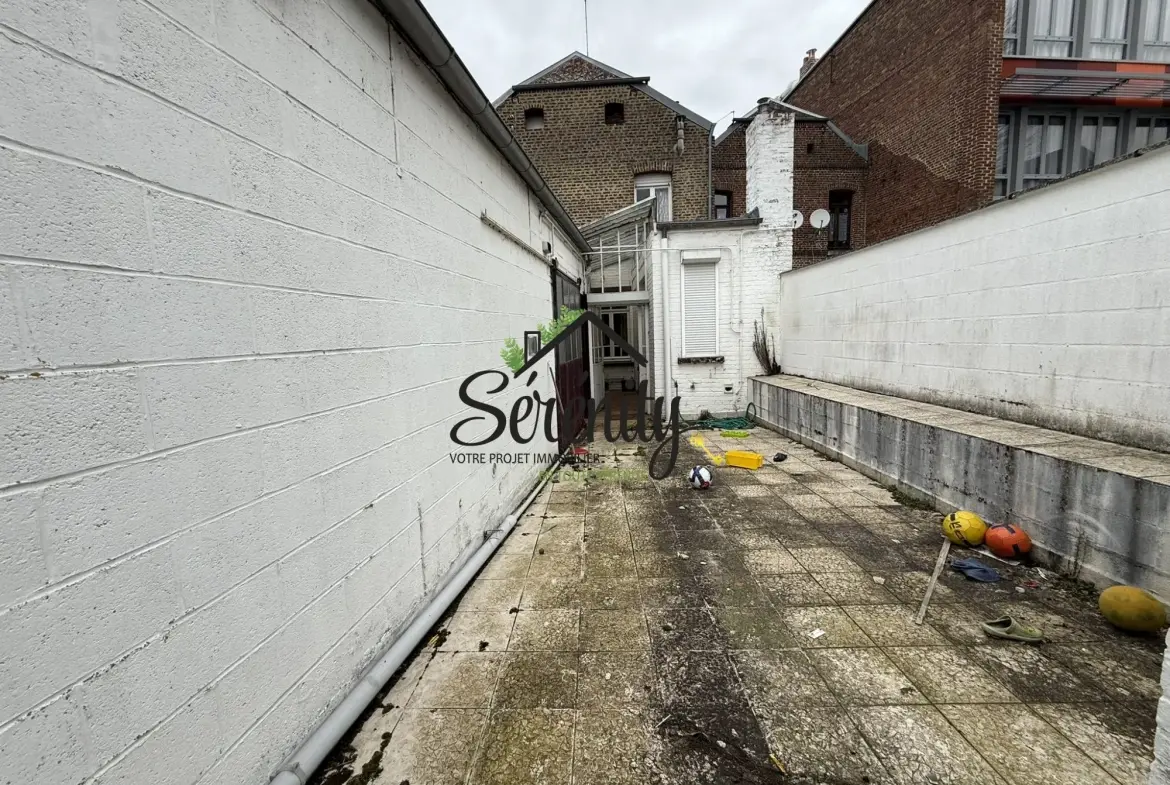 Maison de ville semi-individuelle avec potentiel à Solesmes de 145 m² 