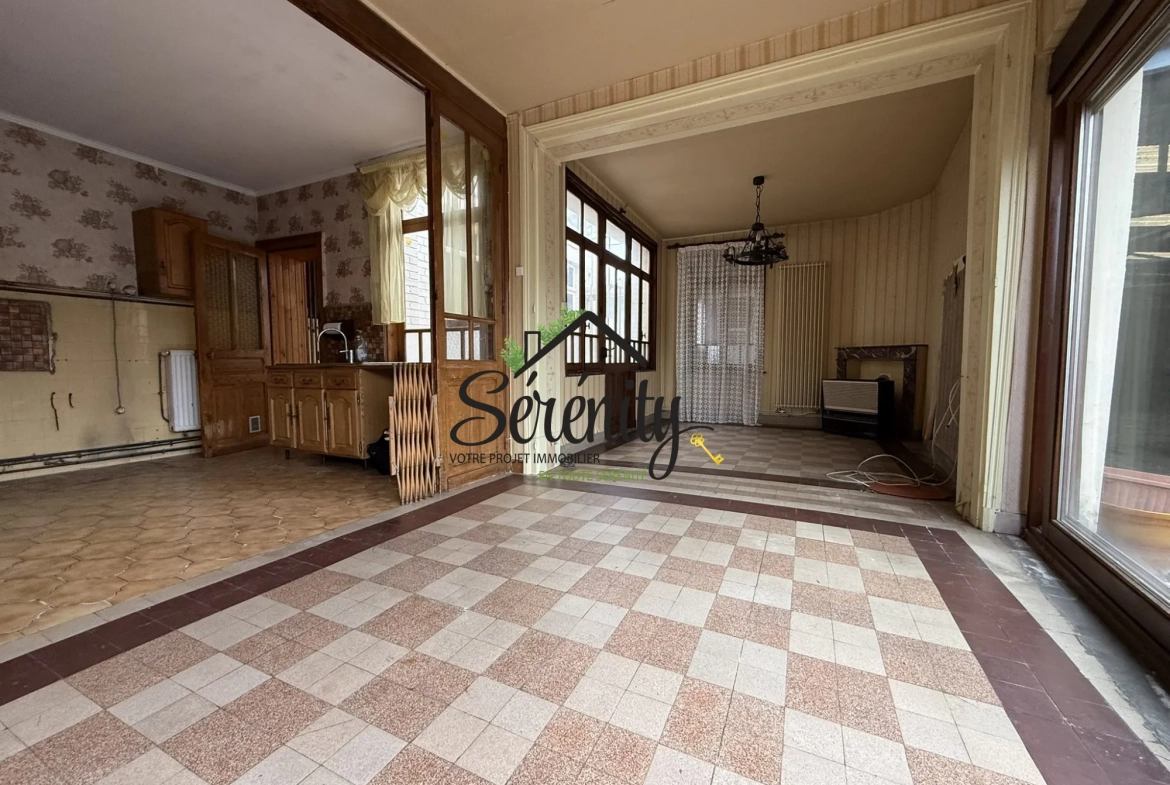 Maison de ville semi-individuelle avec potentiel à Solesmes de 145 m² 