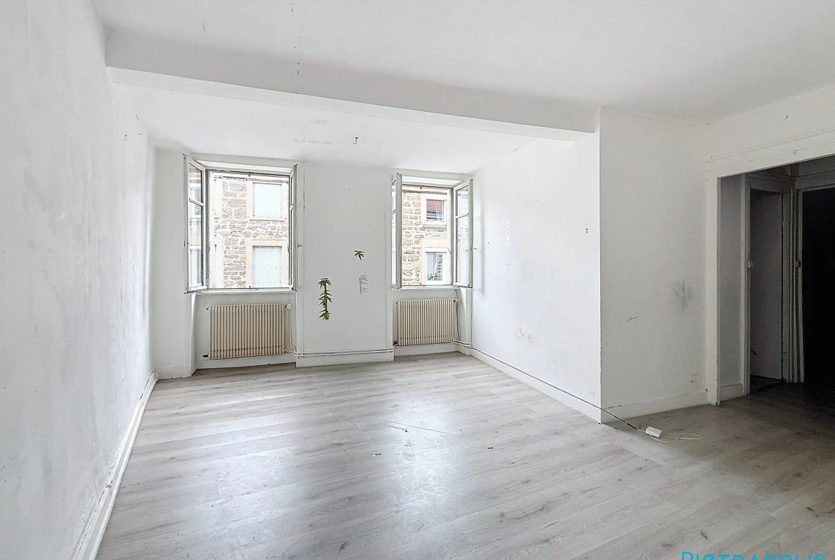 Appartement à rénover de 65 m² au centre de Violay, lumineux et traversant 