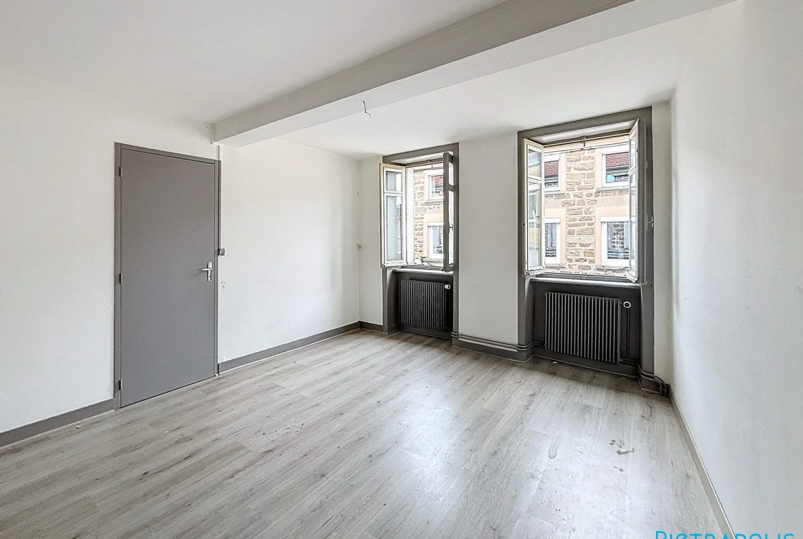 Appartement à rénover de 65 m² au centre de Violay, lumineux et traversant 