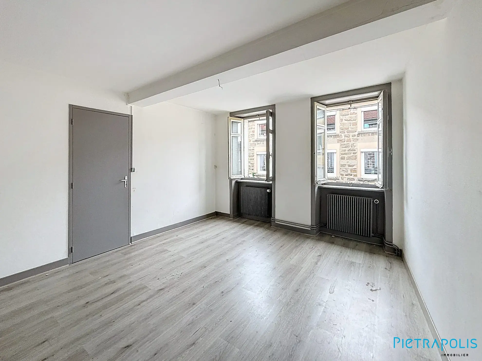 Appartement à rénover de 65 m² au centre de Violay, lumineux et traversant 