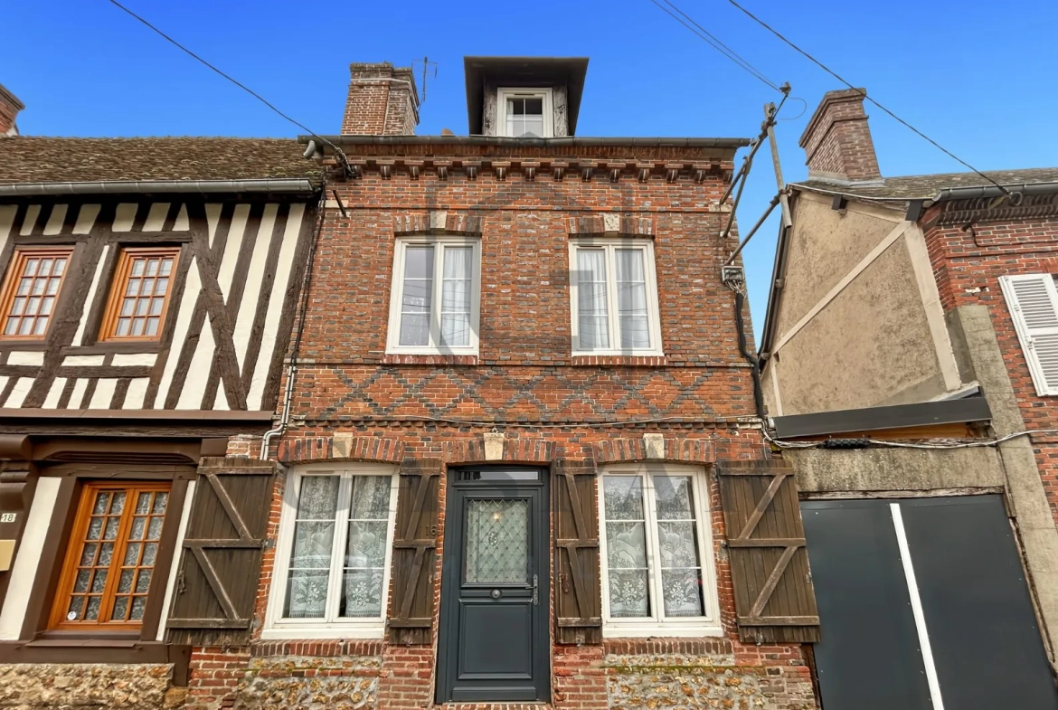 Maison de ville à vendre à La Ferrière-sur-Risle - 3 chambres, courtyard, proche commodités 