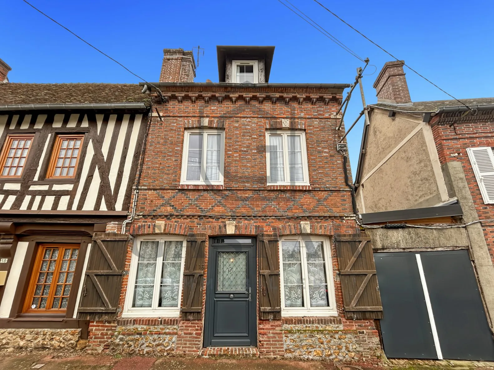 Maison de ville à vendre à La Ferrière-sur-Risle - 3 chambres, courtyard, proche commodités 
