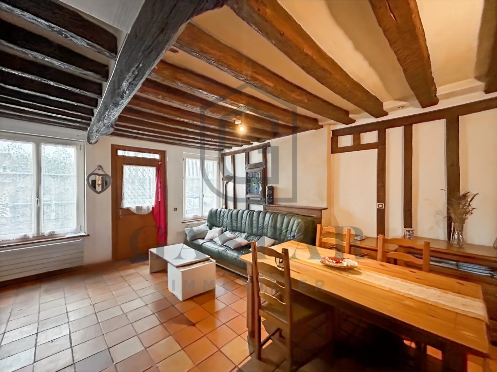 Maison de ville à vendre à La Ferrière-sur-Risle - 3 chambres, courtyard, proche commodités 