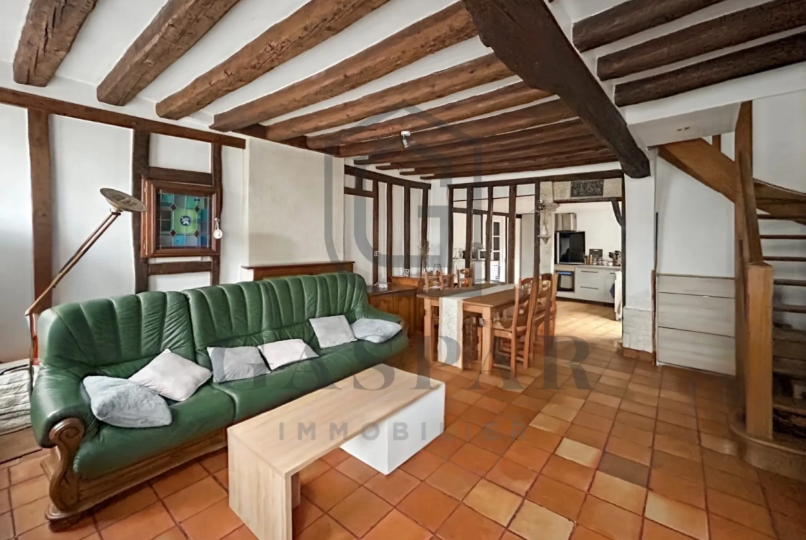 Maison de ville à vendre à La Ferrière-sur-Risle - 3 chambres, courtyard, proche commodités 