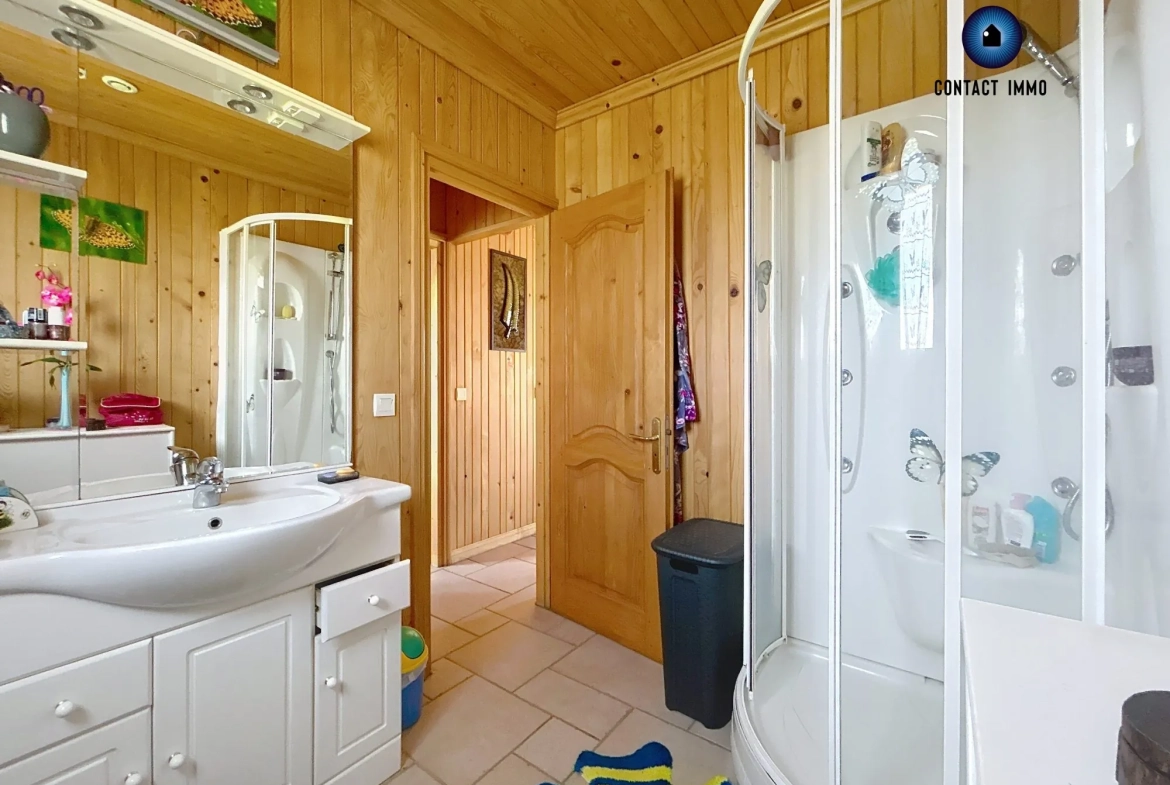 Charmant chalet en bois massif avec piscine et grand terrain à Beynat 